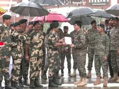 Independence Day: स्वतंत्रता दिवस पर अटारी-वाघा सीमा पर BSF और पाकिस्तान रेंजर्स ने मिठाइयों का आदान-प्रदान किया