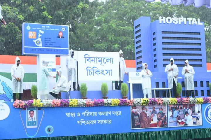 বছর পর সাধারণ দর্শকের উপস্থিতিতে রেড রোডে ৭৬ তম স্বাধীনতা দিবসের বর্ণাঢ্য অনুষ্ঠান।
