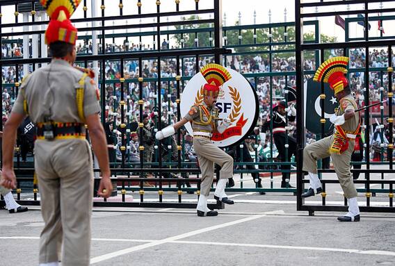 बीटिंग रिट्रीट समारोह: अटारी-वाघा सीमा पर आयोजित 'बीटिंग द रिट्रीट' समारोह; तस्वीर को देखो!