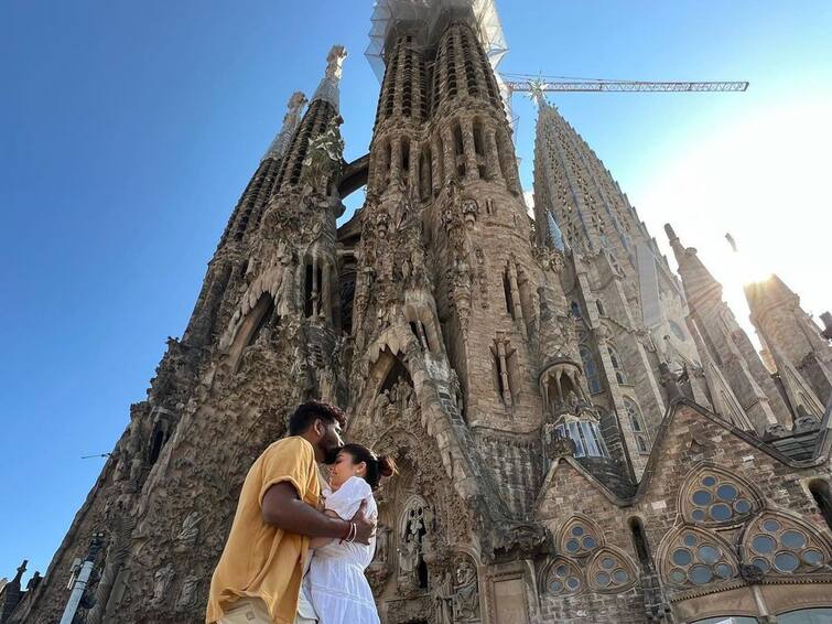 Nayanthara Vignesh Shivan poses infront of sacrada familia Nayanthara Vignesh Shivan: இது நினைவுச்சின்னம் அல்ல நம் காதல் சின்னம்... பார்சிலோனாவில் இருந்து லைக்ஸ் அள்ளும் விக்கி - நயன் ஜோடி!