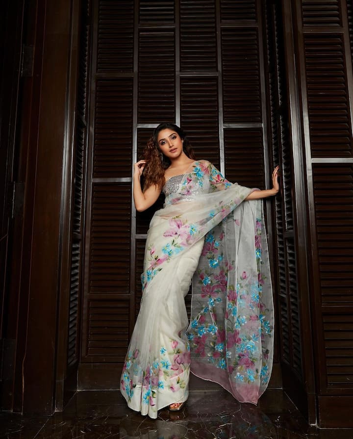 डोनल बिष्ट सोशल मीडिया लवर हैं. ऐसे में वो अपनी तस्वीरों और वीडियो को शेयर करने का कोई मौका हाथ से नहीं जाने देती हैं.