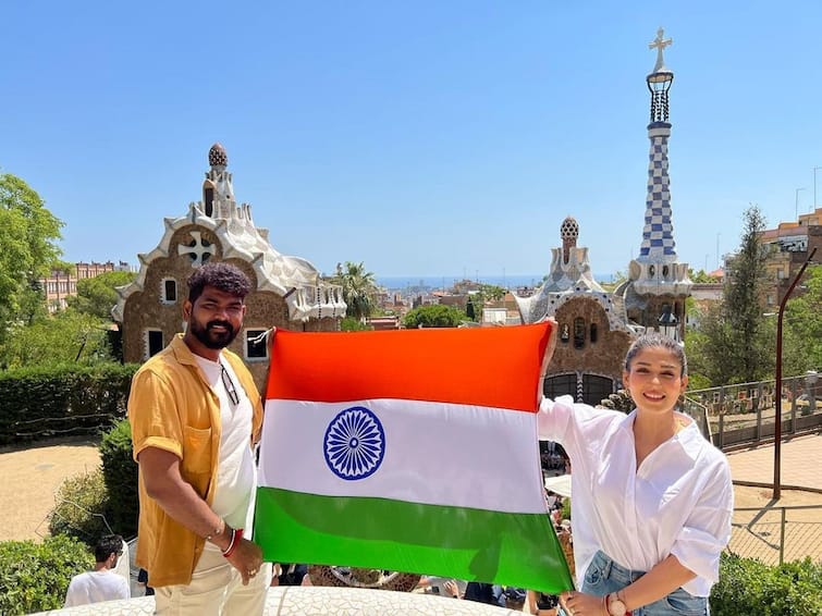 Nayanthara Vignesh Shivan Independence Day 2022 Celebration in Spain Poses with Indian Tricolour Flag Nayanthara-Vignesh Shivan: தேசியக்கொடியுடன் ஸ்பெயினில் நயன்தாரா - விக்னேஷ் சிவன் ஜோடி... லைக்ஸ் அள்ளும் ஃபோட்டோஸ்!