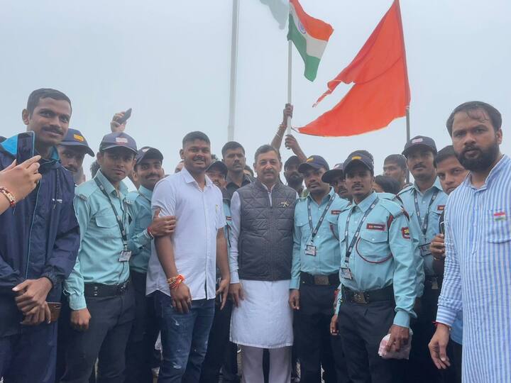 संभाजीराजे छत्रपती यांनी यावेळी नगारखान्यासमोर ध्वजारोहण करुन पोलीस प्रशासन आणि शेकडो शिवभक्तांसह त्यांनी राष्ट्रीय ध्वजाला सलामी दिली.