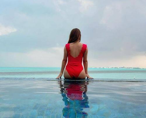 મહિલા પ્રોફેસરે બિકીનીમાં તસવીર પોસ્ટ કરી, કોલેજે રાજીનામું માંગ્યું અને 99 કરોડની બદનક્ષીની નોટિસ મોકલી