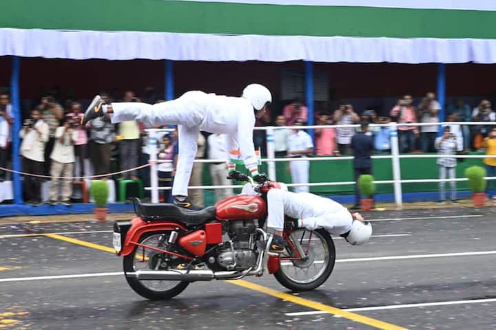 পাশাপাশি তিনি আরও লেখেন, আমি আজকের অনুষ্ঠানের সঙ্গে যুক্ত প্রত্যেক ব্যক্তিকে ধন্যবাদ জানাই, খারাপ আবহাওয়া সত্ত্বেও এমন একটি অসাধারণ আয়োজন করার জন্য। প্রত্যেক একক অংশগ্রহণকারী তাঁদের পারফর্মেন্সের মাধ্যমে ভারতের একটি সুন্দর ছবি তৈরি করেছে। এই দিনে আমার সমস্ত সহ নাগরিকদের আন্তরিক শুভেচ্ছা এবং সবাইকে স্বাধীনতা দিবসেরও অনেক শুভেচ্ছা জানাই!