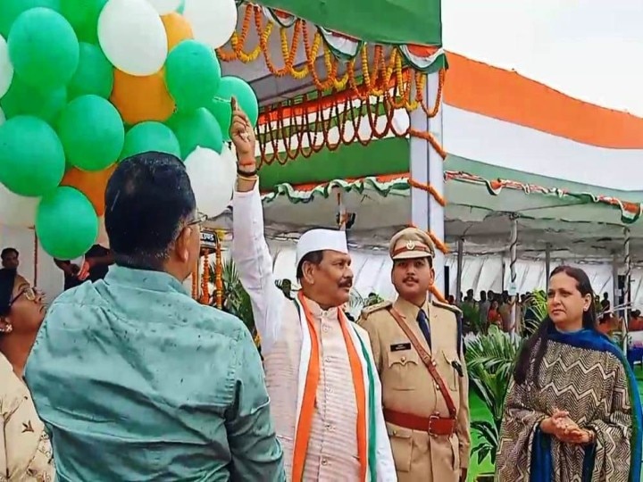 Chhattisgarh: सूरजपुर में डॉ. प्रेमसाय  सिंह ने ली परेड की सलामी, नक्सली हमलों में शहीद हुए जवानों के परिजनों को किया सम्मानित