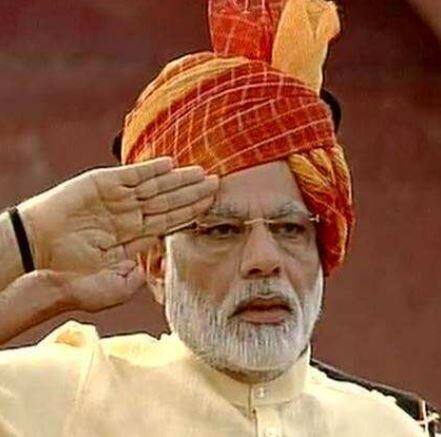 2017માં વડાપ્રધાન નરેન્દ્ર મોદીએ પીળી અને લાલ પાઘડી પહેરી હતી. પાઘડી પર સોનેરી રંગના અસ્તરથી ડિઝાઇન બનાવવામાં આવી હતી.