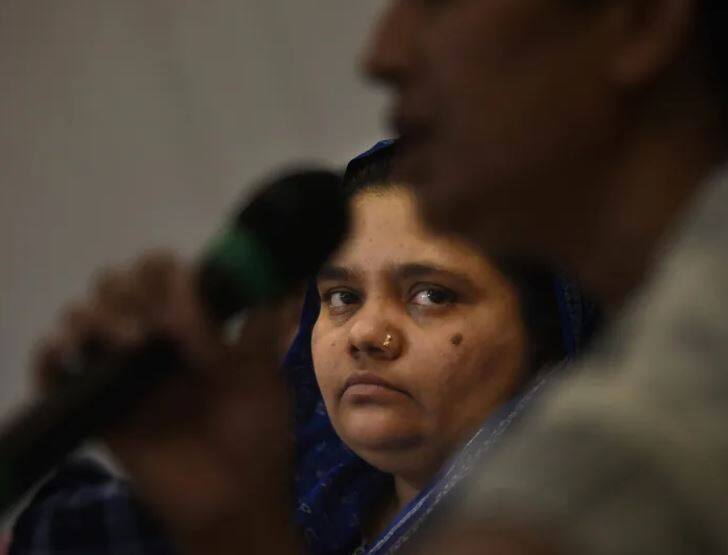 Bilkis Bano Case: 11 life imprisonment convicts walk out of Godhra sub-jail under Gujarat government's remission policy Bilkis Bano Case: બિલ્કીસ બાનો કેસમાં આજીવન કેદની સજા પામેલા 11 દોષિતોને ગુજરાત સરકારે મુક્ત કર્યા