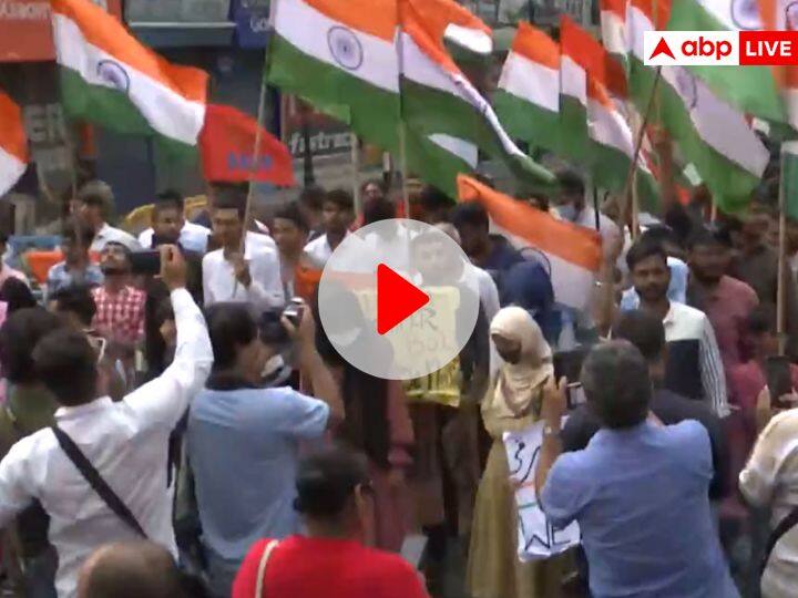 Independence Day celebrations People wave the tricolour at Lal Chowk in Srinagar Independence Day 2022: जश्न-ए-आजादी में डूबे लोग, श्रीनगर में लाल चौक पर फहराया तिरंगा, देखें वीडियो