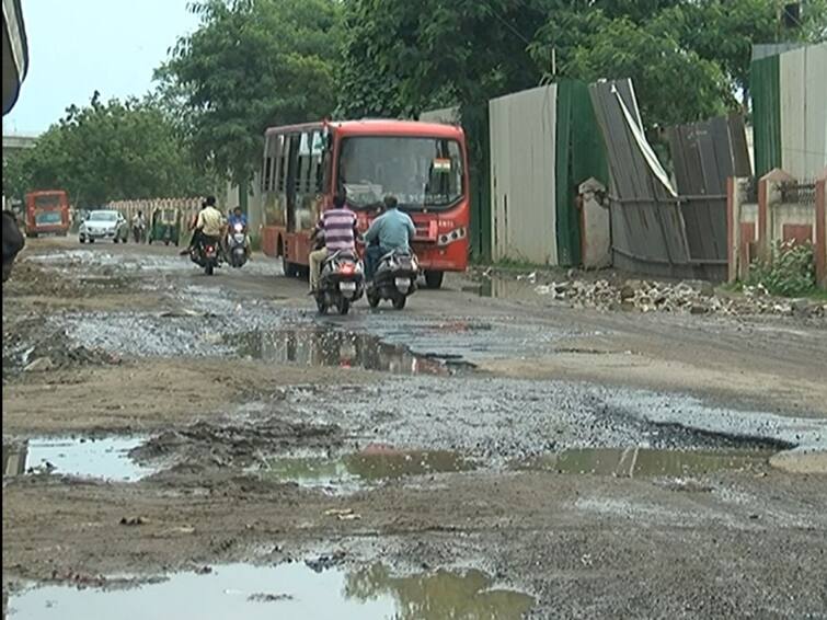 Ahmedabad News Roads are broken in Keshavnagar in Sabarmati area of Ahmedabad AHMEDABAD : એક તરફ મેટ્રોનું કામ, બીજી તરફ તૂટેલા રસ્તા, કેશવનગરના રહીશો ત્રાહિમામ પોકારી ઉઠ્યાં