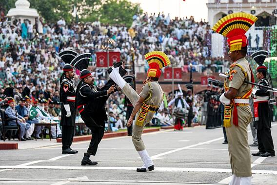 बीटिंग रिट्रीट समारोह: अटारी-वाघा सीमा पर आयोजित 'बीटिंग द रिट्रीट' समारोह; तस्वीर को देखो!
