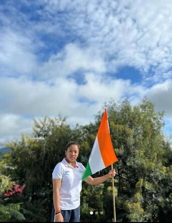 ভারোত্তোলনে টোকিও অলিম্পিক্সে রুপােজয়ী ও বার্মিংহাম কমনওয়েলছথ গেমসে সোনাজয়ী মীরাবাঈ চানুও নিজের সোশাল মিডিয়ায় জাতীয় পতাকার সঙ্গে ছবি পোস্ট করে শুভেচ্ছা জানিয়েছেন।