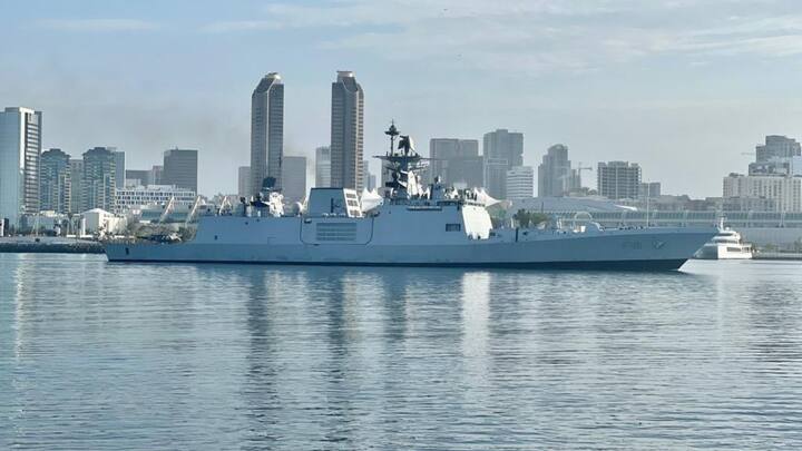 স্বাধীনতা দিবসের একদিন আগেই আমেরিকার সান দিয়েগো হারবারে পৌঁছেছে ভারতীয় যুদ্ধজাহাজ আইএনএস সাতপুরা (INS Satpura)। জাহাজেই ভারতের স্বাধীনতা দিবস পালিত হবে। এই যুদ্ধজাহাজই এই বছরেই হাওয়াইয়ে নৌ-মহড়ায় যোগ দিয়েছিল। ছবি সূত্র: SpokespersonNavy @indiannavy, @IndianDiplomacy-এর টুইটার অ্যাকাউন্ট, পিটিআই