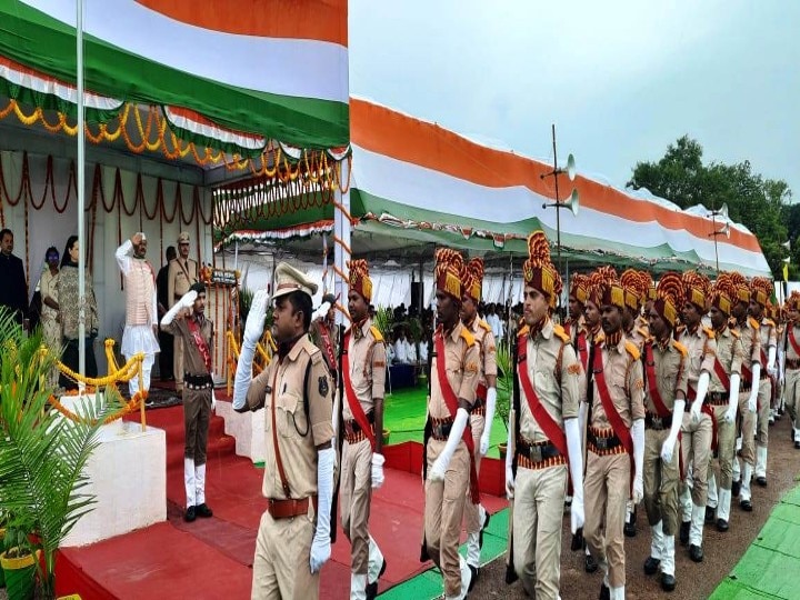 Chhattisgarh: सूरजपुर में डॉ. प्रेमसाय  सिंह ने ली परेड की सलामी, नक्सली हमलों में शहीद हुए जवानों के परिजनों को किया सम्मानित