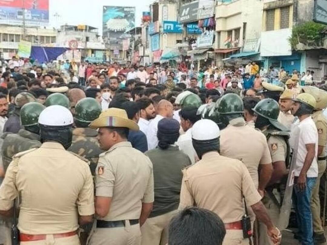 Karnataka: திப்பு சுல்தான், சாவர்க்கர் போஸ்டர்கள் வைப்பதில் மோதல்... ஒருவருக்கு கத்திக்குத்து... கர்நாடகாவில் 144 தடை உத்தரவு! tension in Karnataka Shivamogga 144 imposed after clash over veer savarkar vs tippu sultan posters Karnataka: திப்பு சுல்தான், சாவர்க்கர் போஸ்டர்கள் வைப்பதில் மோதல்... ஒருவருக்கு கத்திக்குத்து... கர்நாடகாவில் 144 தடை உத்தரவு!