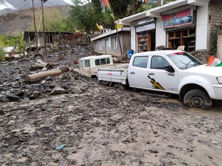 हिमाचल प्रदेश में मानसून की सक्रियता से जमकर बारिश हो रही है. राज्य के अधिकतर क्षेत्रों में सोमवार को भी बारिश का दौर जारी रहा. लगातार हो रही बारिश से नदी-नाले उफान पर हैं. जिसके चलते राज्य के अधिकतर बांधों से पानी गेट खोल दिया गया है.