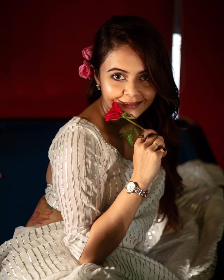 छोट्या पडद्यावर 'गोपी बहू'ची भूमिका साकारून प्रसिद्धी मिळवणारी देवोलिना भट्टाचार्जी फॅशनिस्टापेक्षा कमी नाही. (फोटो सौजन्य :devoleena/इंस्टाग्राम)