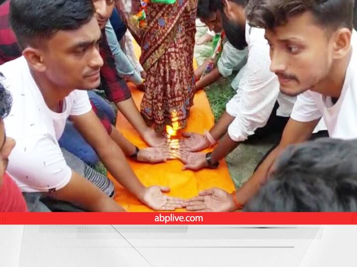 Independence Day 2022: youth in Vaishali laid palms for martyrs mother ann Independence Day 2022: शहीद की माता के लिए वैशाली के युवाओं ने बिछा दी हथेली, प्रतिमा से लिपटकर रो पड़ी मां