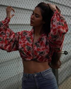 Sonam Bajwa : ક્રોપ ટોપમાં સોનમ બાજવાએ આપ્યાં કિલ્લર પોઝ, જુઓ Photos