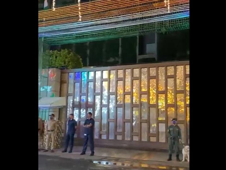 રિલાયન્સ ફાઉન્ડેશન હોસ્પિટલના ડિસ્પ્લે નંબર પર ધમકીભર્યો ફોન આવ્યો હતો. ફોન કરનારે મુકેશ અંબાણી અને તેમના પરિવારને ધમકી આપી હતી.