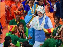 Independence Day: झंडा फहराने के बाद जब पीएम मोदी ने की कलाकारों से मुलाकात, देखिए तस्वीरें