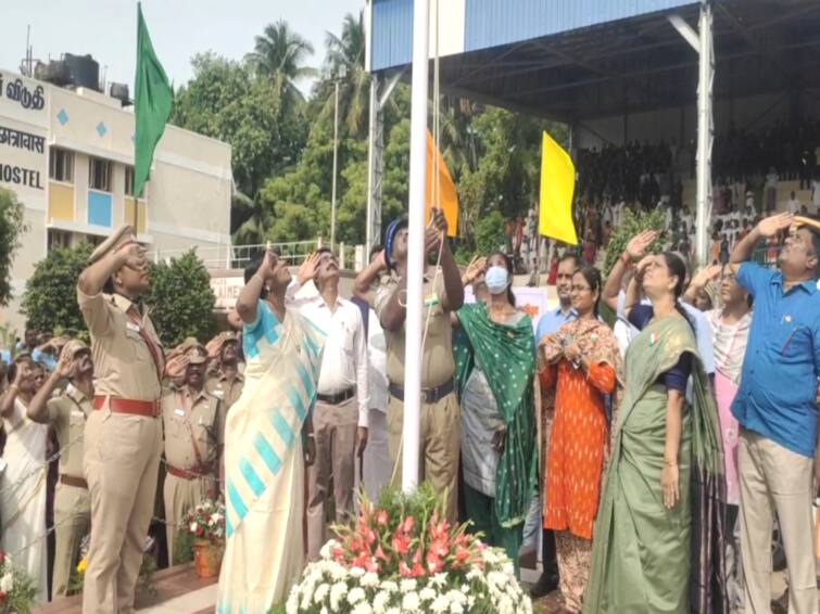 75th Independence Day 2022: Tricolor flag hoisting by three religions in Mayiladuthurai! Independence Day 2022: மயிலாடுதுறையில் மும்மதத்தினர் ஏற்றிய மூவர்ணக் கொடி!