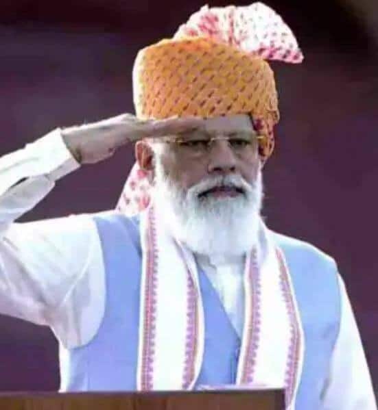 2021 ના સ્વતંત્રતા દિવસે વડાપ્રધાને ભગવા રંગની પાઘડી પહેરી હતી જેના પર લાલ ડિઝાઈન હતી.
