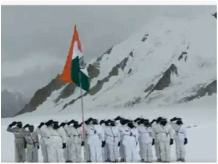 आजादी के 75 साल पूरे होने पर राष्ट्रीय ध्वज फहराने के बाद सियाचिन ग्लेशियर में भारतीय सेना के जवानों ने राष्ट्रगान गाया
