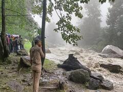 Manali News: मनाली में पुल को पार करते समय दो लोग बहे, लाश ढूंढने में जुटी प्रशासन की टीम