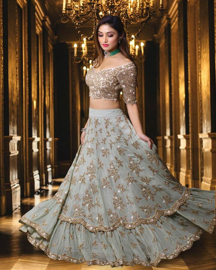 डोनल बिष्ट की सोशल मीडिया पर शानदार फैन फॉलोइंग देखने को मिलती है. उन्हें इंस्टाग्राम पर 1.4 मिलियन फॉलोवर्स फॉलो करते हैं.