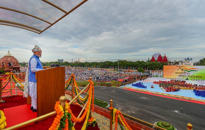 এদিন তিনি দুর্নীতি নিয়েও কথা বলেন, ‘দুর্নীতি ও পরিবারতন্ত্রের বিরুদ্ধে রুখে দাঁড়াতে হবে। একদিকে দারিদ্র, অন্যদিকে লুঠের টাকা লুকিয়ে রাখা হচ্ছে। দুর্নীতির বিরুদ্ধে আমার লড়াই আরও তীব্রতর হবে। আজ দেশবাসীর সঙ্গ চাই এই লড়াইয়ে জয়ের জন্য। লুঠের টাকা এবার ফেরত দিতে হবে। দুর্নীতি ও দুর্নীতিগ্রস্তদের ঘৃণার দৃষ্টিতে দেখতে হবে’। ছবি- পিটিআই