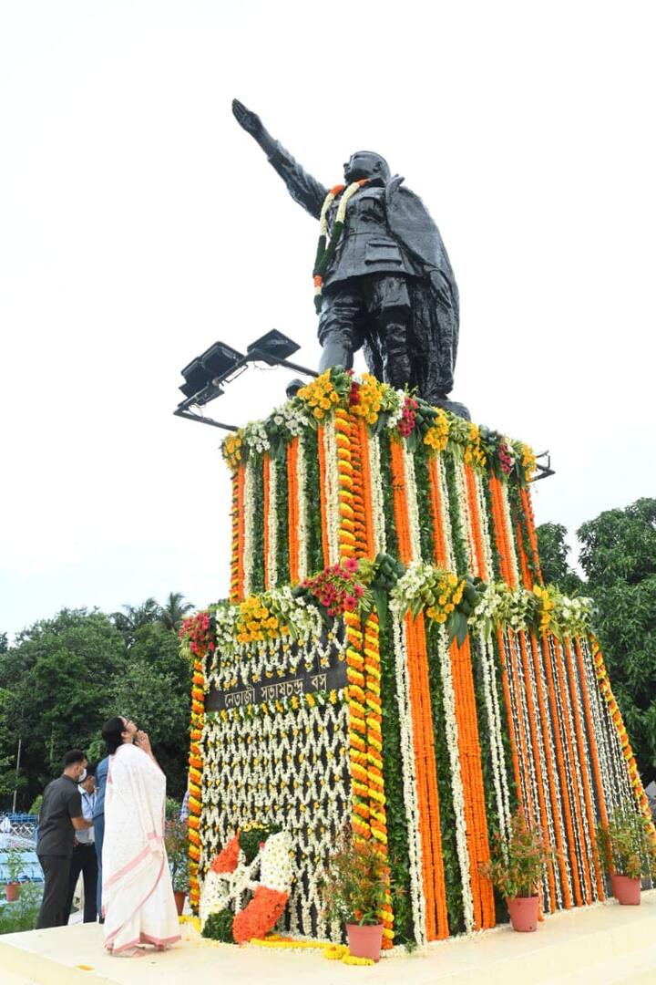 এ দিন রাজ্যজুড়ে পালিত হল স্বাধীনতা দিবস, মেয়ো রোডে গান্ধী মূর্তি ও ব্যারাকপুরের গান্ধীঘাটে শ্রদ্ধাজ্ঞাপন করেন রাজ্যপাল লা গণেশন। মহাকরণে পতাকা উত্তোলন করেন পুর ও নগরোন্নয়ন মন্ত্রী ফিরহাদ হাকিম। কলকাতা হাইকোর্টে জাতীয় পতাকা উত্তোলন করেন প্রধান বিচারপতি প্রকাশ শ্রীবাস্তব।