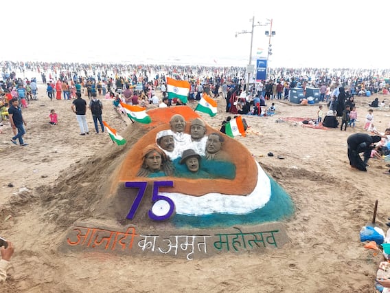 भारत स्वतंत्रता दिवस 2022 : अमृतमहोत्सव स्वतंत्रता दिवस... जुहू चौपाटी पर विशेष रेत की मूर्ति!