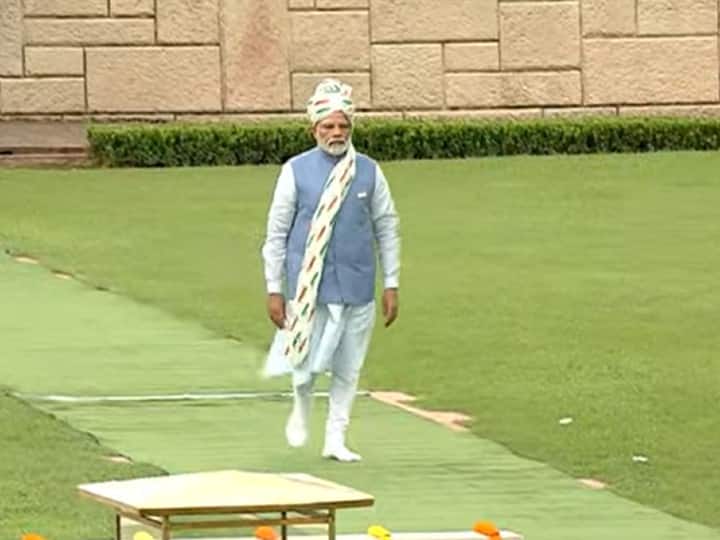 Independence Day 2022: PM Modi Sports White Turban With Tricolour Print At Red Fort | SEE PIC Independence Day 2022: PM Modi Sports White Turban With Tricolour Print At Red Fort | SEE PIC