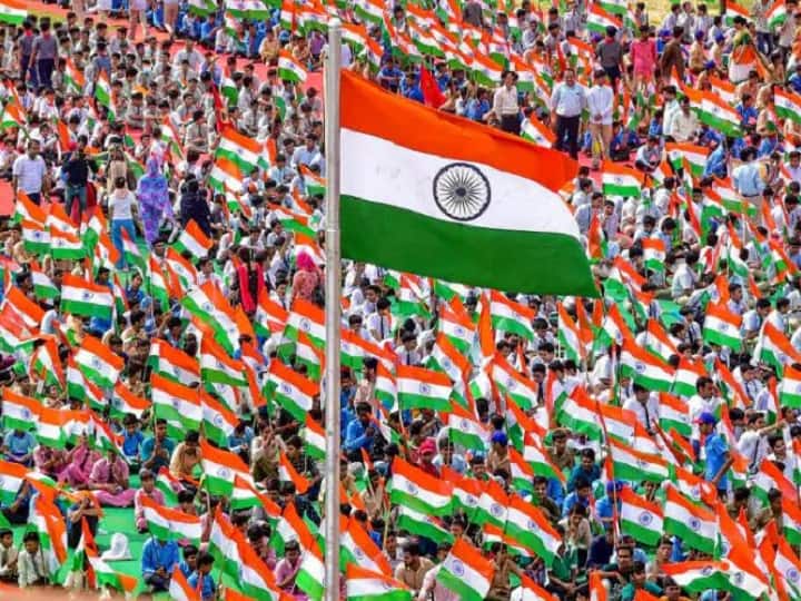 India Post will sell National flags under Har Ghar Tiranga campaign through its 1.6 lakh post offices Har Ghar Tiranga: अब घर-घर फहरेगा तिरंगा, इंडिया पोस्ट के 1.6 लाख डाकघरों में राष्ट्रीय ध्वज की होगी बिक्री
