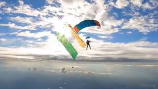 Watch Video: રશિયાના આકાશમાં 1000 ફૂટ ઉપર લહેરાયો તિરંગો
