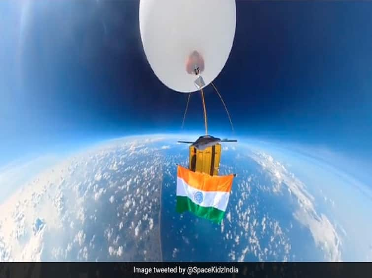 India Flag 30 Km Above Earth Marks 75 Years Of Independence Watch Video : பூமிக்கு மேலே 30 கி.மீ உயரத்தில் பறக்கவிடப்படும் தேசிய கொடி.. இளம் விஞ்ஞானிகளின் அசரவைக்கும் முயற்சி