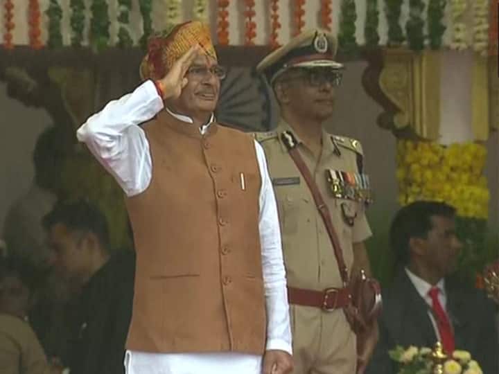मध्य प्रदेश के मुख्यमंत्री शिवराज सिंह चौहान भोपाल में स्वतंत्रता दिवस समारोह में शामिल हुए.