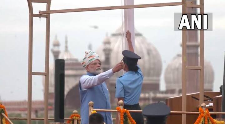 राष्ट्रध्वज फडकवल्यानंतर त्यांनी देशाला संबोधित केलं. लाल किल्ल्यावरील मोदींचं हे नववं भाषण आहे. आज भारताचा राष्ट्रध्वज जगाच्या कानाकोपऱ्यात अभिमानानं फडकतोय, आजचा दिवस ऐतिहासिक आहे, असं मोदी म्हणाले.