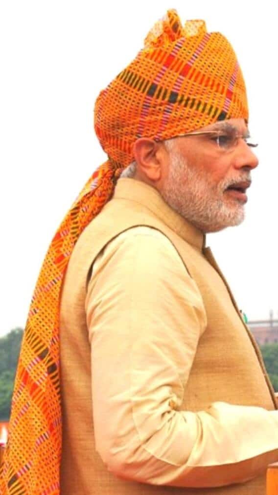 2015 માં નરેન્દ્ર મોદીના પીએમ બન્યાના બે વર્ષ પૂર્ણ થયા. જ્યારે તે બીજી વખત લાલ કિલ્લા પર પહોંચ્યા ત્યારે બધાની નજર તેની પાઘડી પર ટકેલી હતી. પીએમએ લાલ અને ઘેરા લીલા રંગની પીળી પાઘડી પહેરી હતી.