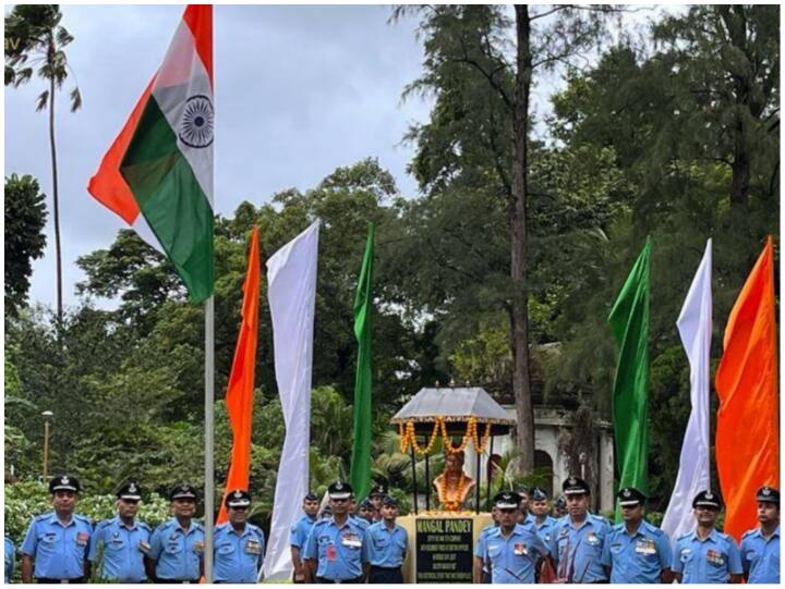 इन तस्वीरों में भारतीय वायु सेना के जवान देश की अलग-अलग जगहों पर आजादी का उत्सव मनाते और तिरंगा फहराते नजर आ रहे हैं.