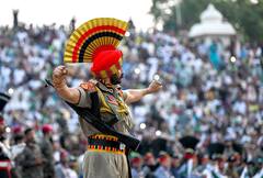 Beating Retreat Ceremony: अटारी-वाघा बॉर्डरवर पार पडला ‘बीटिंग द रिट्रीट’ सोहळा; पाहा फोटो!