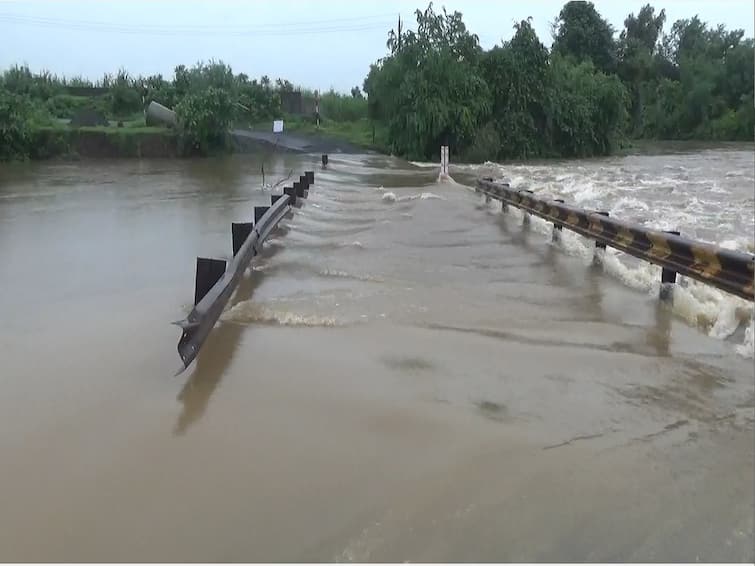 Surat News A low-level bridge connecting four talukas over Vawya creek was submerged SURAT :  વાવ્યા ખાડી પરનો ચાર તાલુકાને જોડતો લો-લેવલ બ્રિજ પાણીમાં ગરકાવ, વાહનચાલકોએ 30 કિમી ફરીને જવું પડે છે