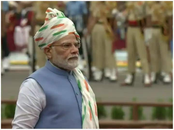 Independence Day 2022 Tricolor turban blue colored jacket PM Narendra Modi seen giving a speech from red fort PM Modi Turban : तिरंग्याचा फेटा, निळा रंगाचा कोट; लाल किल्ल्यावरुन भाषण करताना मोदी कोणकोणत्या रंगात दिसले?