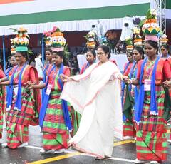 Independence Day 2022: রেড রোডে স্বাধীনতা দিবস পালন, মঞ্চ থেকে নেমে আদিবাসী নাচের তালে পা মেলান মুখ্যমন্ত্রী