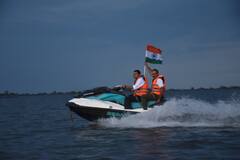 In Pics: छत्तीसगढ़ के झुमका बोट क्लब में पानी के बीचों-बीच लहराया तिरंगा, देखें- तस्वीरें