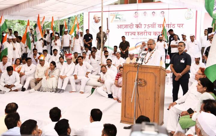 समारोह में विधानसभा अध्यक्ष डॉ. सी.पी. जोशी, राजस्थान क्रिकेट एसोसिएशन अध्यक्ष वैभव गहलोत, प्रदेश कांग्रेस अध्यक्ष गोविंद सिंह डोटासरा सहित मंत्री, विधायक, जनप्रतिनिधि, विद्यार्थी और बड़ी संख्या में शहरवासी शामिल रहे.