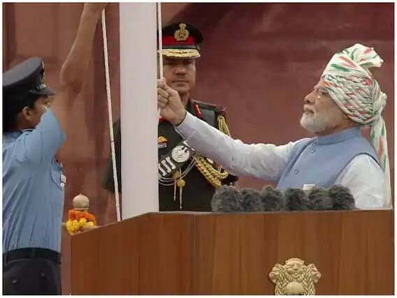 ਪੀਐਮ ਮੋਦੀ ਨੇ ਆਪਣੇ ਸੰਬੋਧਨ 'ਚ ਕਿਹਾ ਕਿ ਮੈਂ ਸਾਰੇ ਭਾਰਤੀਆਂ ਅਤੇ ਭਾਰਤ ਨੂੰ ਪਿਆਰ ਕਰਨ ਵਾਲਿਆਂ ਨੂੰ ਇਸ ਆਜ਼ਾਦੀ ਦਿਵਸ 'ਤੇ ਵਧਾਈ ਦਿੰਦਾ ਹਾਂ। ਅੱਜ ਨਵੇਂ ਇਰਾਦੇ ਨਾਲ ਨਵੀਂ ਦਿਸ਼ਾ ਵੱਲ ਵਧਣ ਦਾ ਦਿਨ ਹੈ।