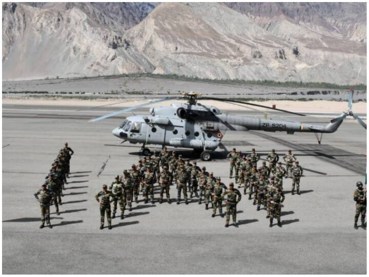 स्वतंत्रता दिवस के अवसर पर भारतीय नौसेना, भारतीय सेना और भारतीय वायु सेना भी जोश में हैं पूरे उत्साह के साथ आज का दिन मना रहे हैं.