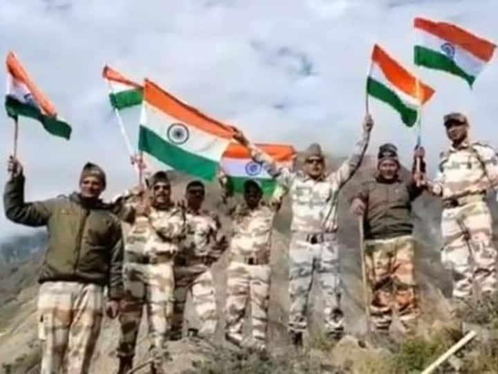 ITBP celebrating independence day hoists Tiranga high altitude borders har ghar tiranga Independence Day: झंडा ऊंचा रहे हमारा! देश की सीमाओं पर ITBP के जवानों ने फहराया तिरंगा